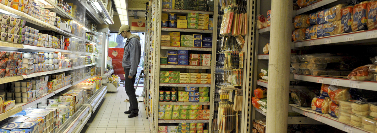 Un cliente observa las estanterías de un supermercado en París