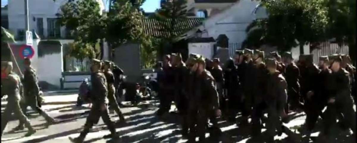 Desfile de legionarios entonando cánticos machistas.