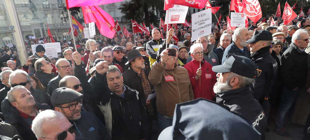 Centenares de pensionistas convocados por UGT y CCOO se concentran a las puertas del Congreso con gritos de "Más pensiones, menos ladrones" y urgen a la ministra de Empleo y Seguridad Social, Fátima Báñez, que revalorice las pensiones según el IPC.