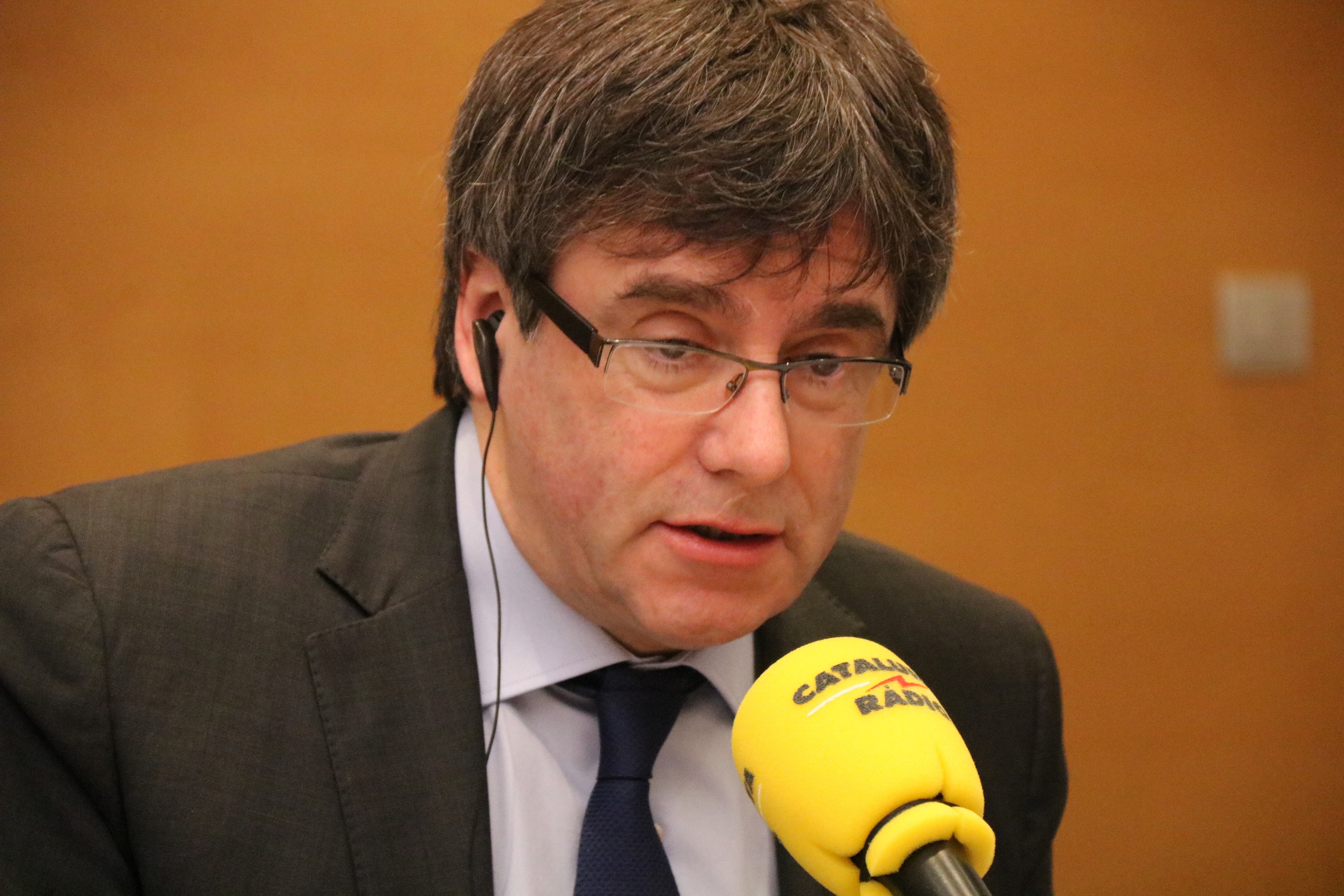 Carles Puigdemont durant la seva entrevista a Catalunya Ràdio.