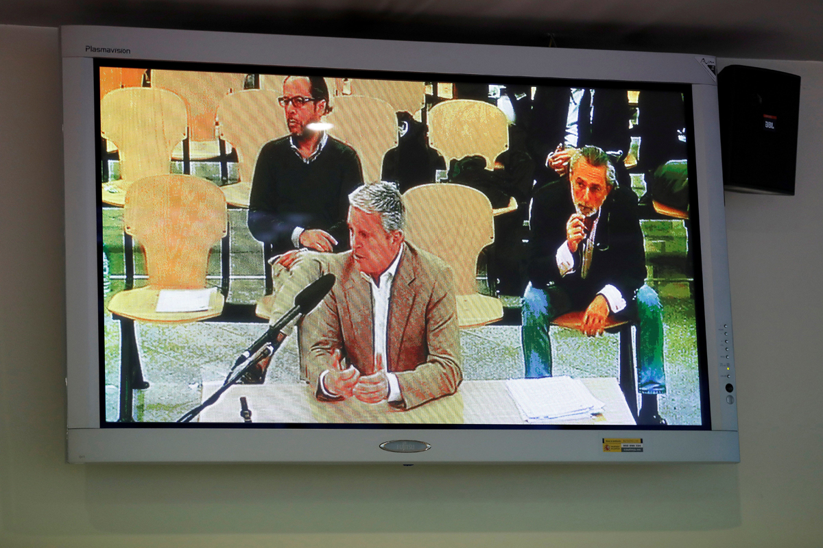 Vista desde un monitor de la sala de prensa de la Audiencia Nacional de la declaración de Pablo Crespo