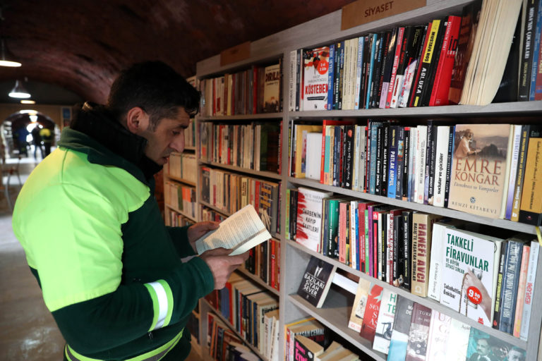 De la basura a la biblioteca. Nueva vida para los libros en Turquía