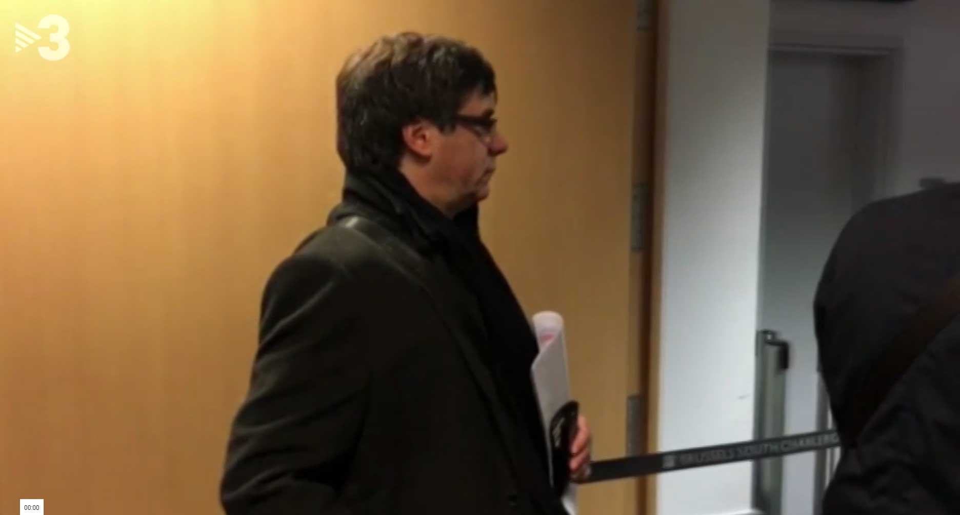 Carles Puigdemont sube al avión que le lleva a Copenhague. 