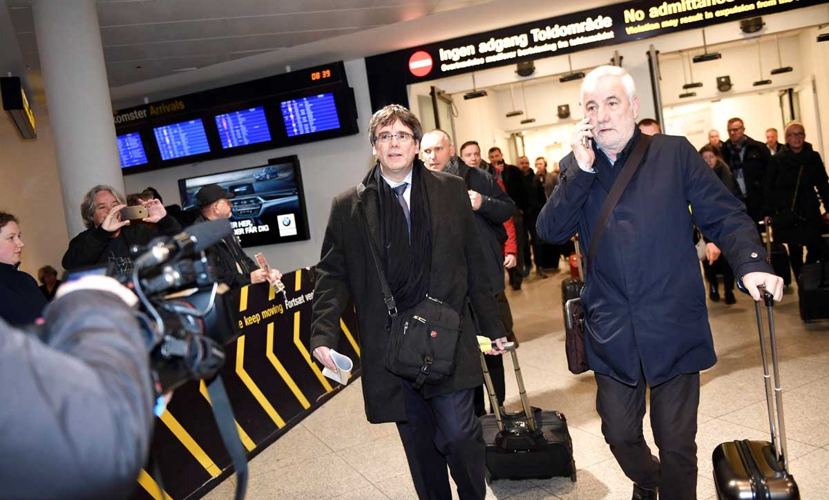 El expresidente catalán Carles Puigdemont (i) llega al aeropuerto de Copenhague procedente de Bruselas. 