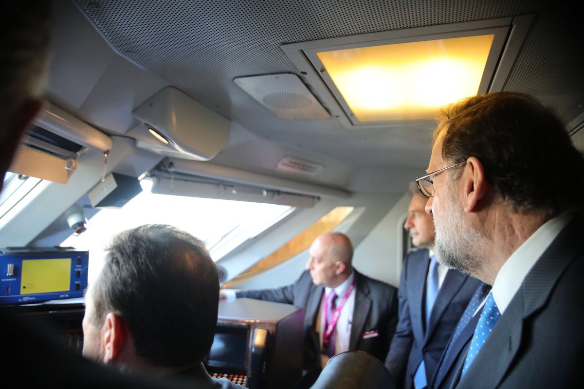 Mariano Rajoy, en la cabina de mandos del nuevo AVE Valencia-Castellón. 