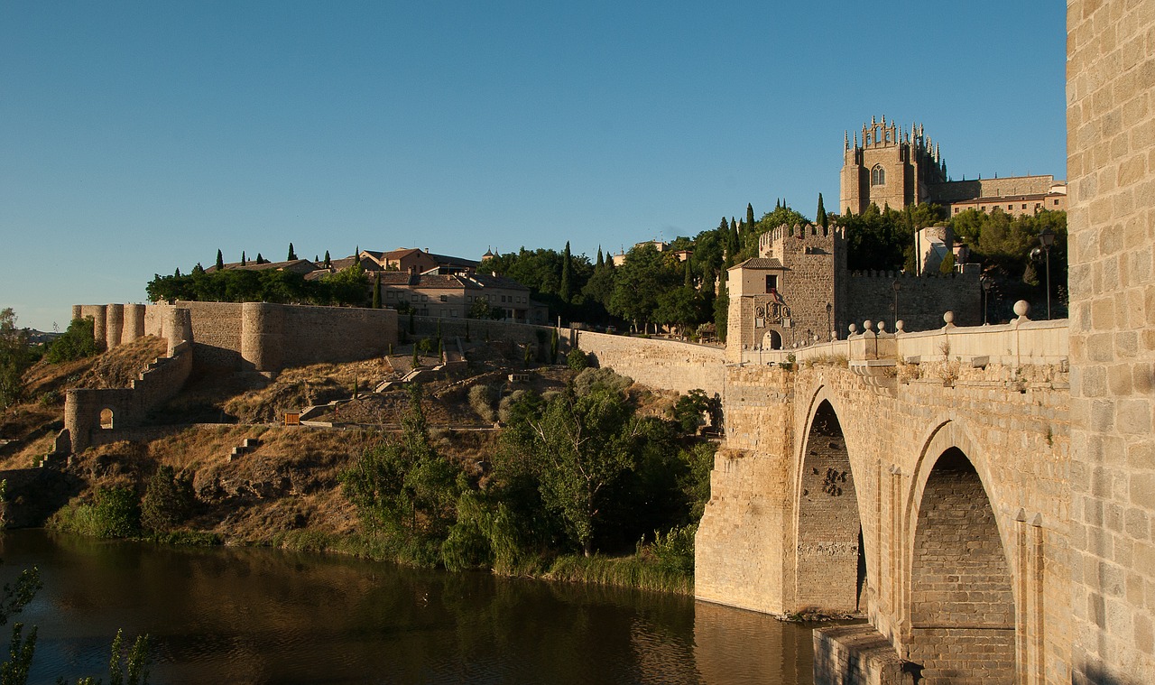 Vista de Toledo con el río Tajo a sus pies. 
