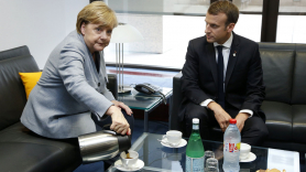 La canciller alemana, Angela Merkel (i), y el presidente francés, Emmanuel Macron (d), asisten a un encuentro bilateral antes de la cumbre del Consejo Europeo en Bruselas (Bélgica) hoy, 19 de octubre de 2017.