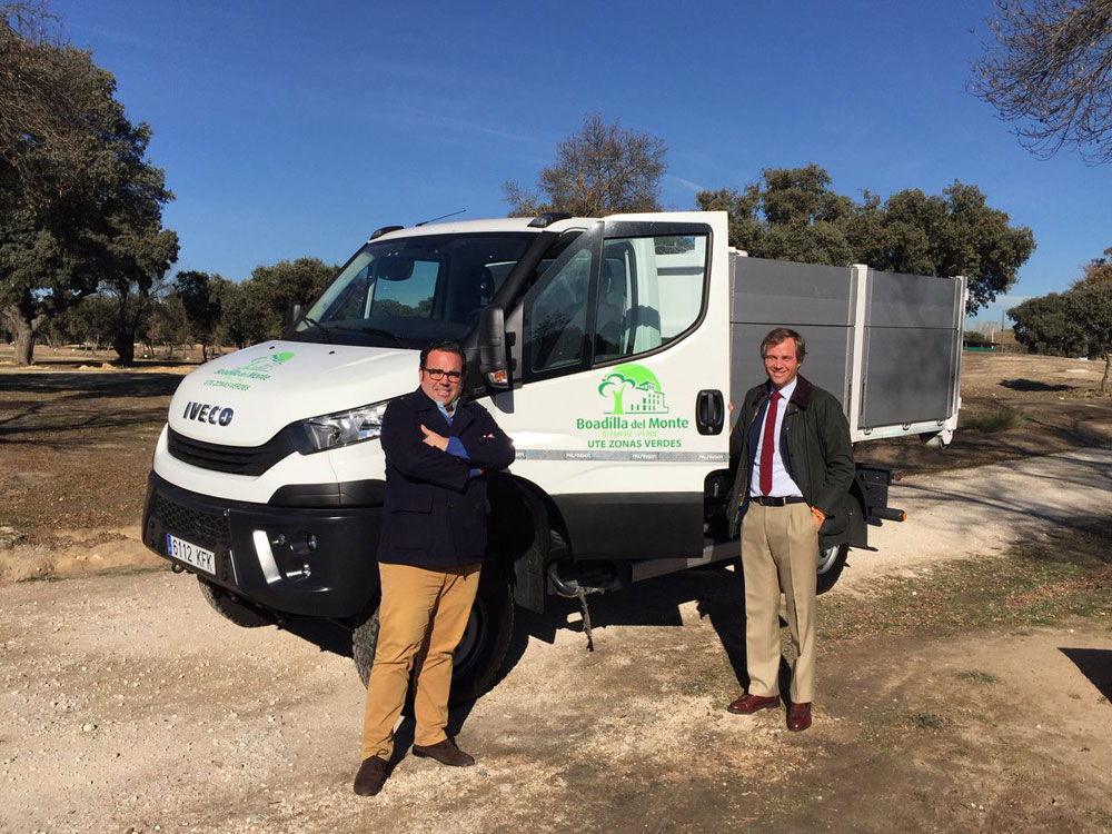 El concejal de Medioambiente de Boadilla del Monte Javier Úbeda, junto con su alcalde Antonio González Terol