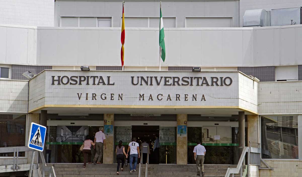 Acceso principal del Hospital Universitario Virgen Macarena de Sevilla. EFE/Archivo