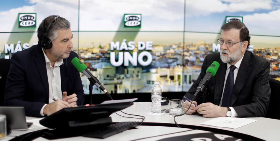 El presidente del Gobierno, Mariano Rajoy, junto al periodista Carlos Alsina (i), durante la entrevista