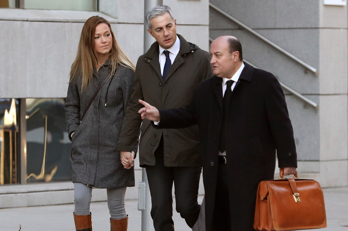 El exsecretario general del PP valenciano Ricardo Costa (c) acompañada por su pareja y su abogado a su llegada a la Audiencia Nacional. 