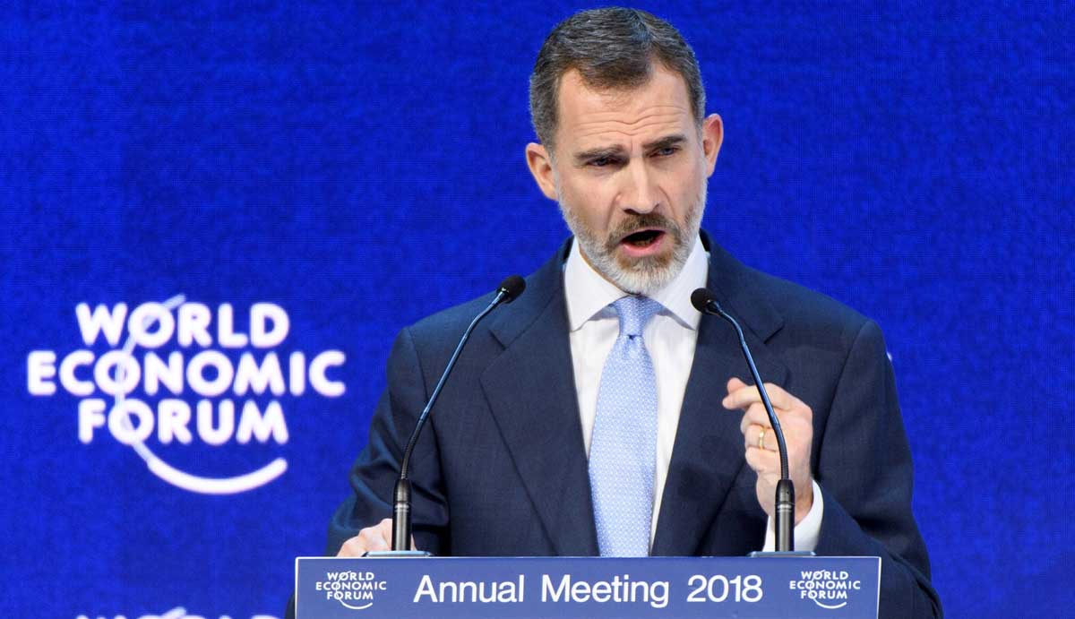 El rey Felipe VI participa en un panel de la 48 edición del Foro de Davos hoy, 24 de enero de 2018, en Davos (Suiza). EFE