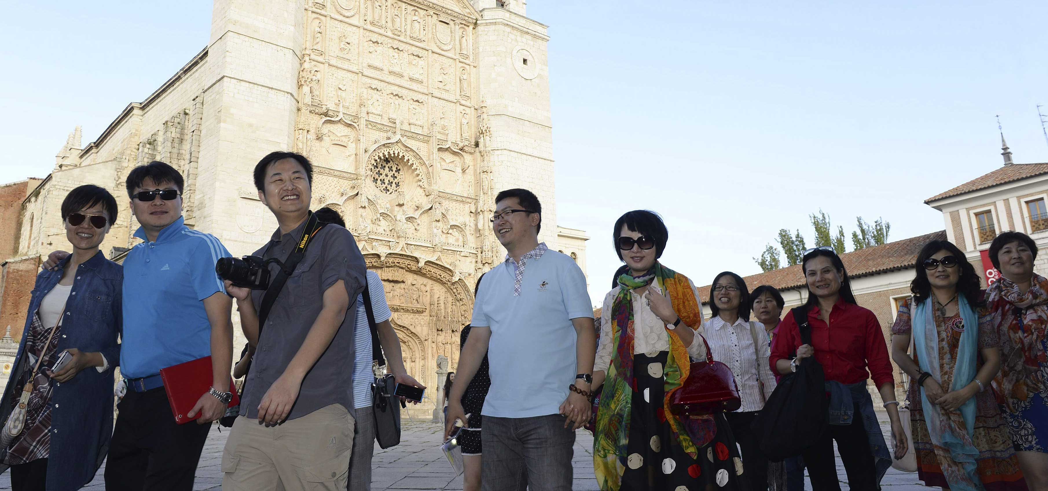 Un grupo de turistas chinos pasean por la Plaza de San Pablo de Valladolid.