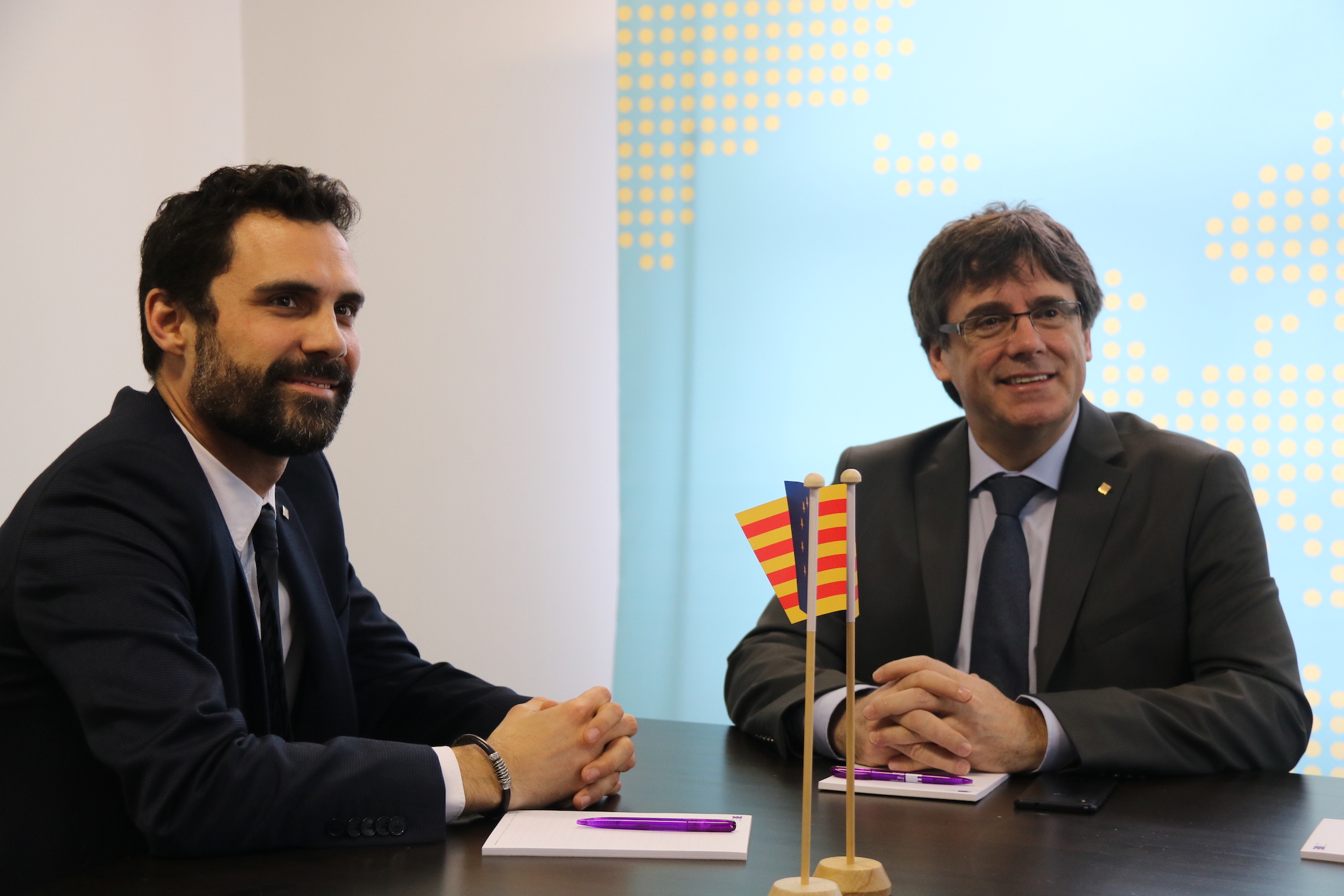 El presidente del Parlament, Roger Torrent, y el expresident de la Generalitat, Carles Puigdemont.