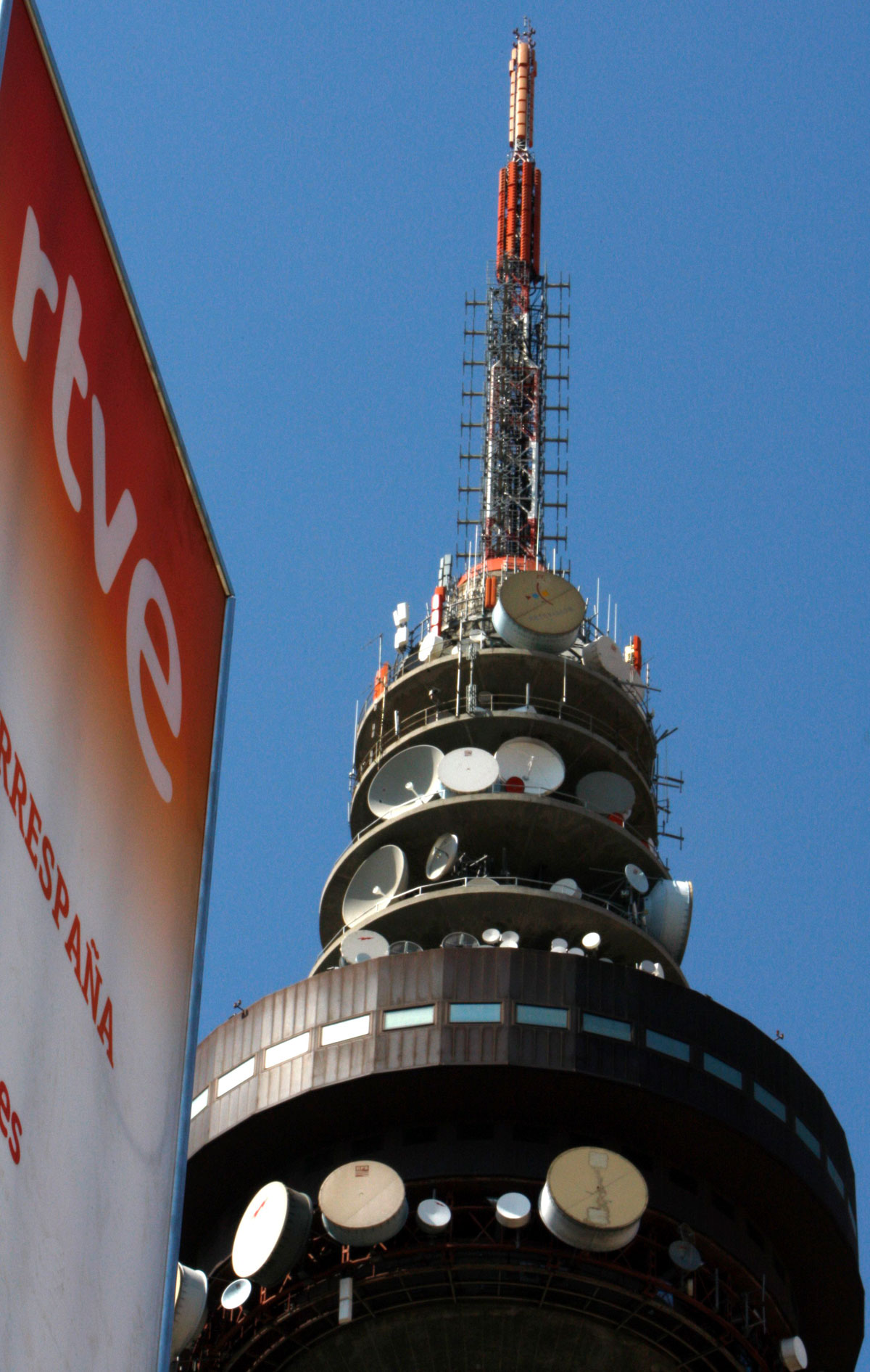 Vista de la torre el "Pirulí", centro de comunicaciones de RTVE, junto al logotipo de la imagen corporativa de RTVE