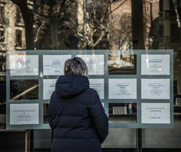 Mujer mirando ofertas de empleo