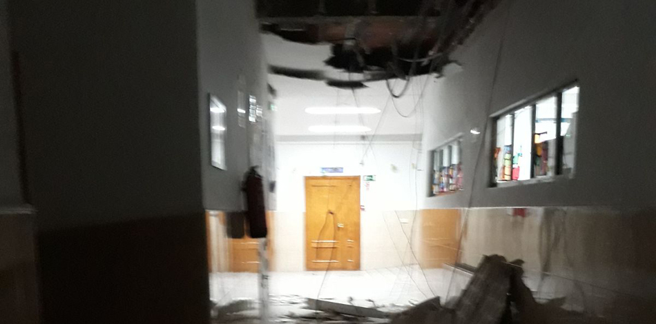 Techo caído en el pasillo del colegio Villalkor
