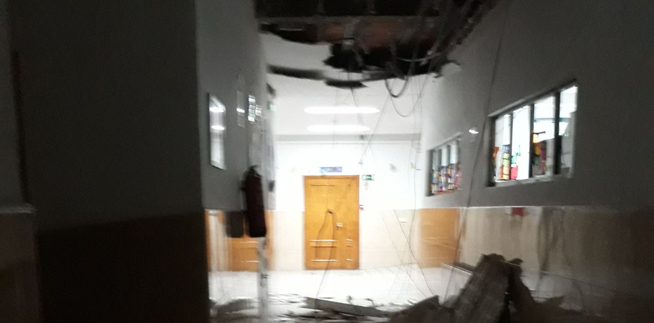 Techo caído en el pasillo del colegio Villalkor Techo caído en el pasillo del colegio Villalkor