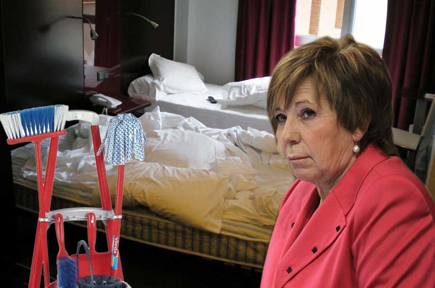 Celia Villalobos, con una sucia habitación de hotel de fondo