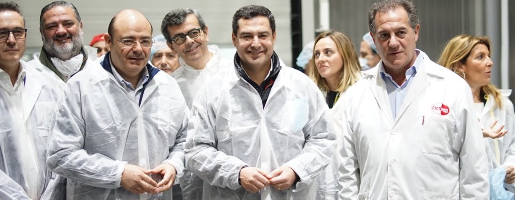 Juanma Moreno, en su reciente visita a una empresa pastelera de Granada.