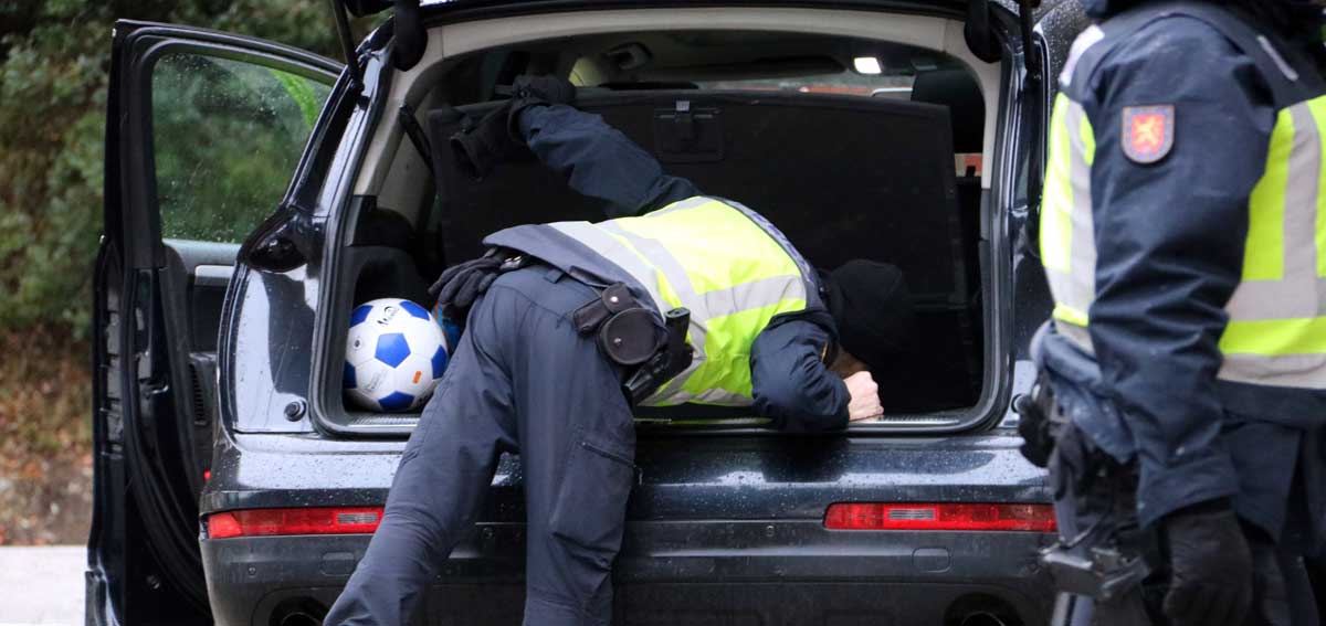 Agentes de la Policía Nacional registran un maletero en busca de Carles Puigdemont