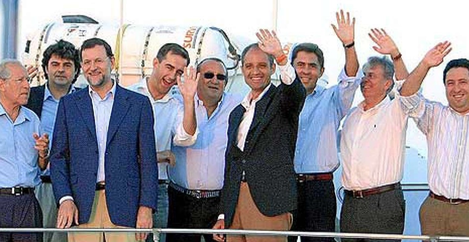 Mariano Rajoy junto a Ricardo Costa, Francisco Camps y otros integrantes del PP. 