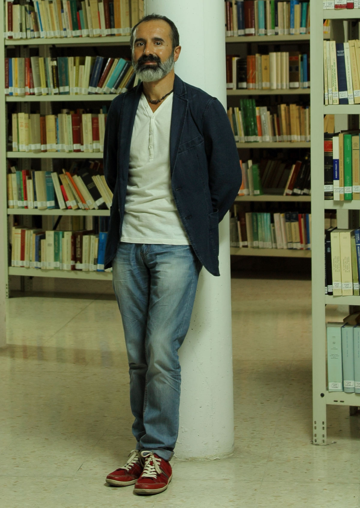 Octavio Salazar en una biblioteca. Imagen cedida a elplural.com por Planeta