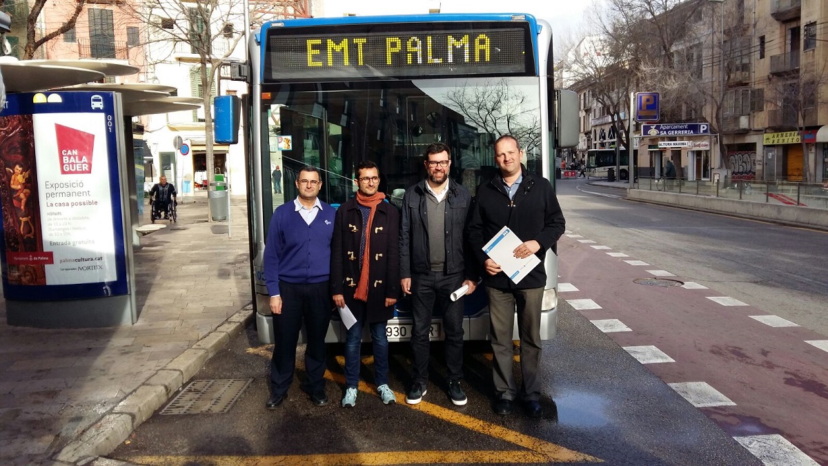 El batle de Palma, Antoni Noguera, i el regidor de Mobilitat, Joan Ferrer amb representants de l'EMT.