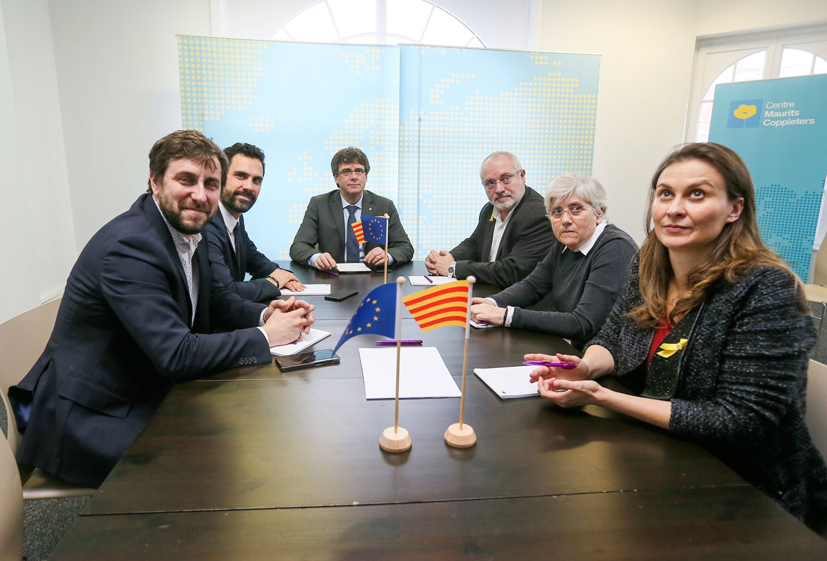 Image El expresidente de la Generalitat Carles Puigdemont (c) y el presidente del Parlamento autónomo, Roger Torrent (2i), junto a los exconsejeros Clara Ponsatí (2d) y Lluís Puig (3d) -ambos de JxC- y Meritxell Serret (d) y Toni Comín (i) -ambos de ERC