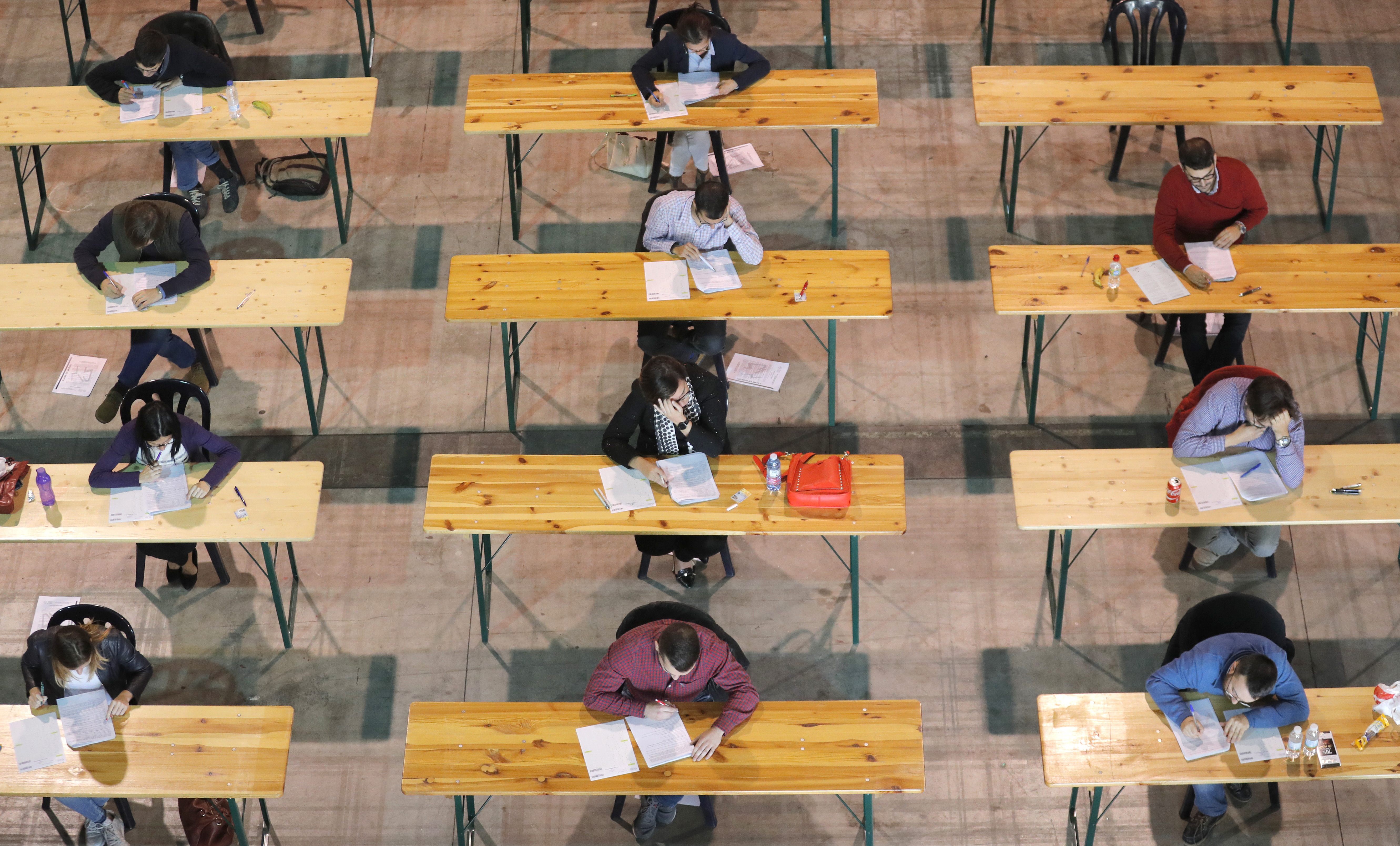Opositores durante examen de oferta pública de empleo