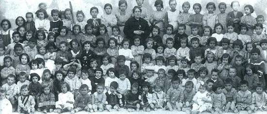 ¿Sabes las condiciones que tenía que cumplir una mujer para ser maestra en 1923?