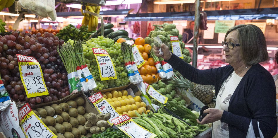 En la foto, una mujer hace su compra en una frutería del mercado Maravillas en Madrid. EP.