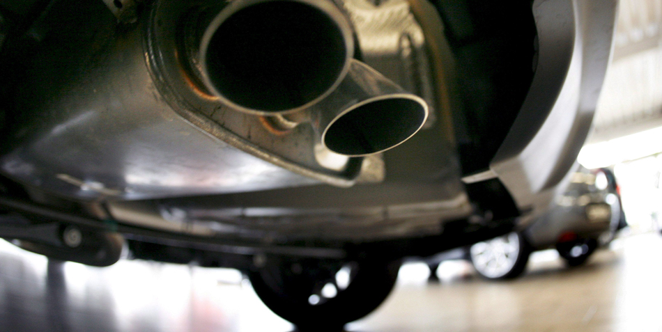 Imagen del tubo de escape de un coche Imagen del tubo de escape de un coche