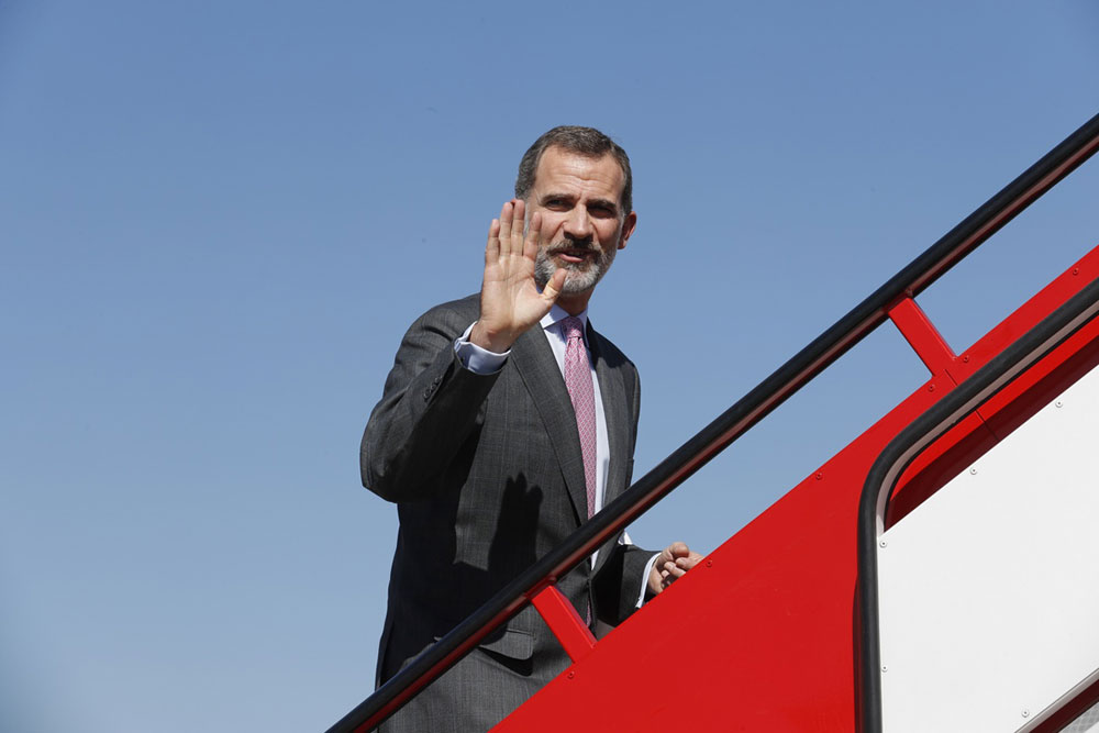 El rey Felipe VI subiendo al avión en su viaje oficial a Reino Unido