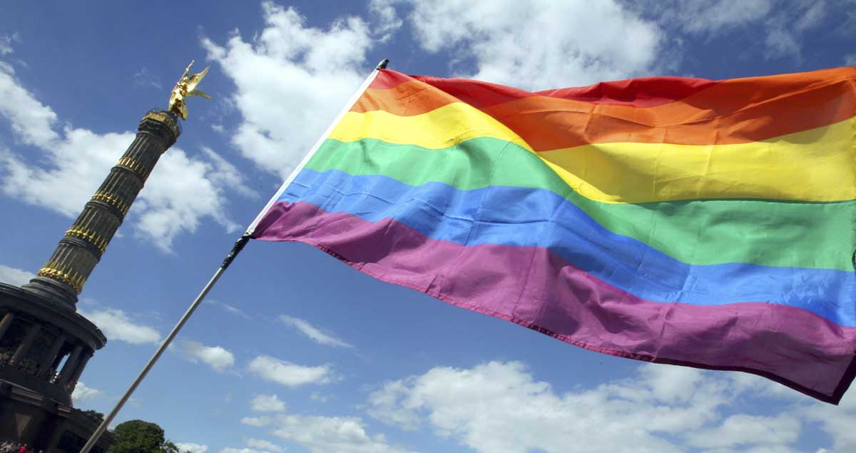 Bandera LGTB durante el día del Orgullo Gay