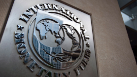 Logotipo del FMI, colocado en la entrada de un edificio de la sede en Washington