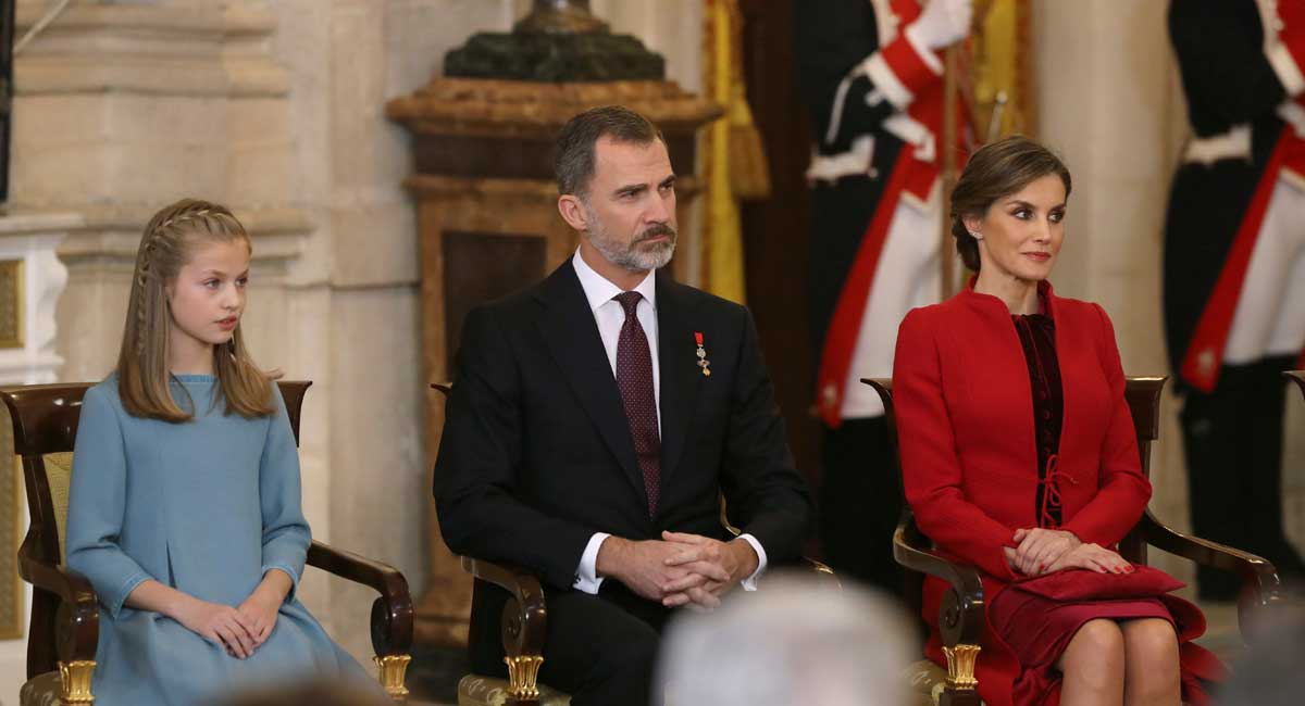 Los reyes y la princesa doña Leonor (i), en el Palacio Real poco antes de que el Rey imponga a la princesa de Asturias el Collar del Toisón de Oro.