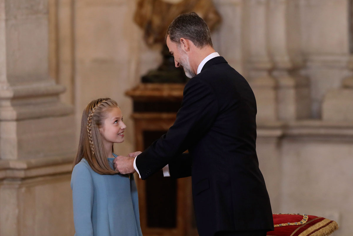 El Rey Felipe VI impone a la princesa Leonor el Collar del Toisón de Oro, la máxima distinción que concede la Familia Real española.