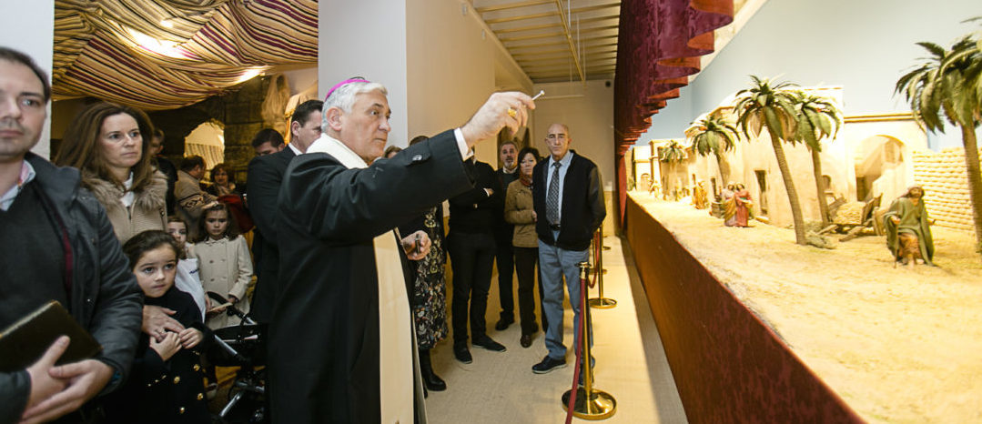 Monseñor Rafael Zornoza bendiciendo un belén, en la Navidad de 2016.