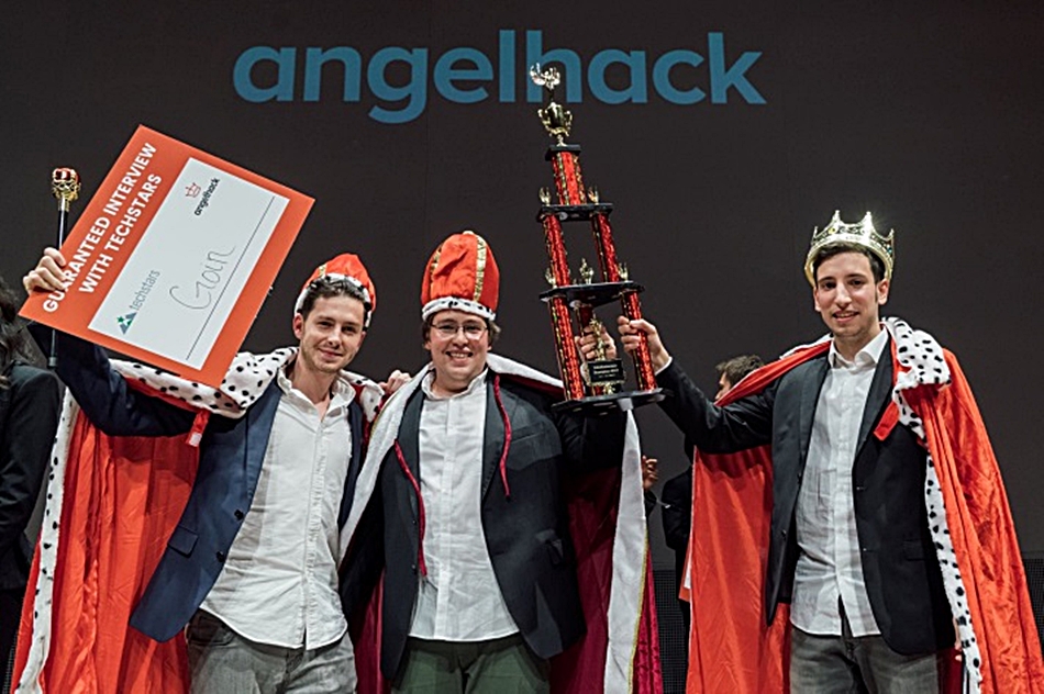 Los tres jóvenes españoles al recibir el premio a mejor startup del planeta en fase seed.