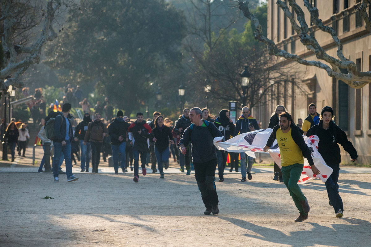 Manifestantes independentistas han entrado en los jardines del Parlament - EFE