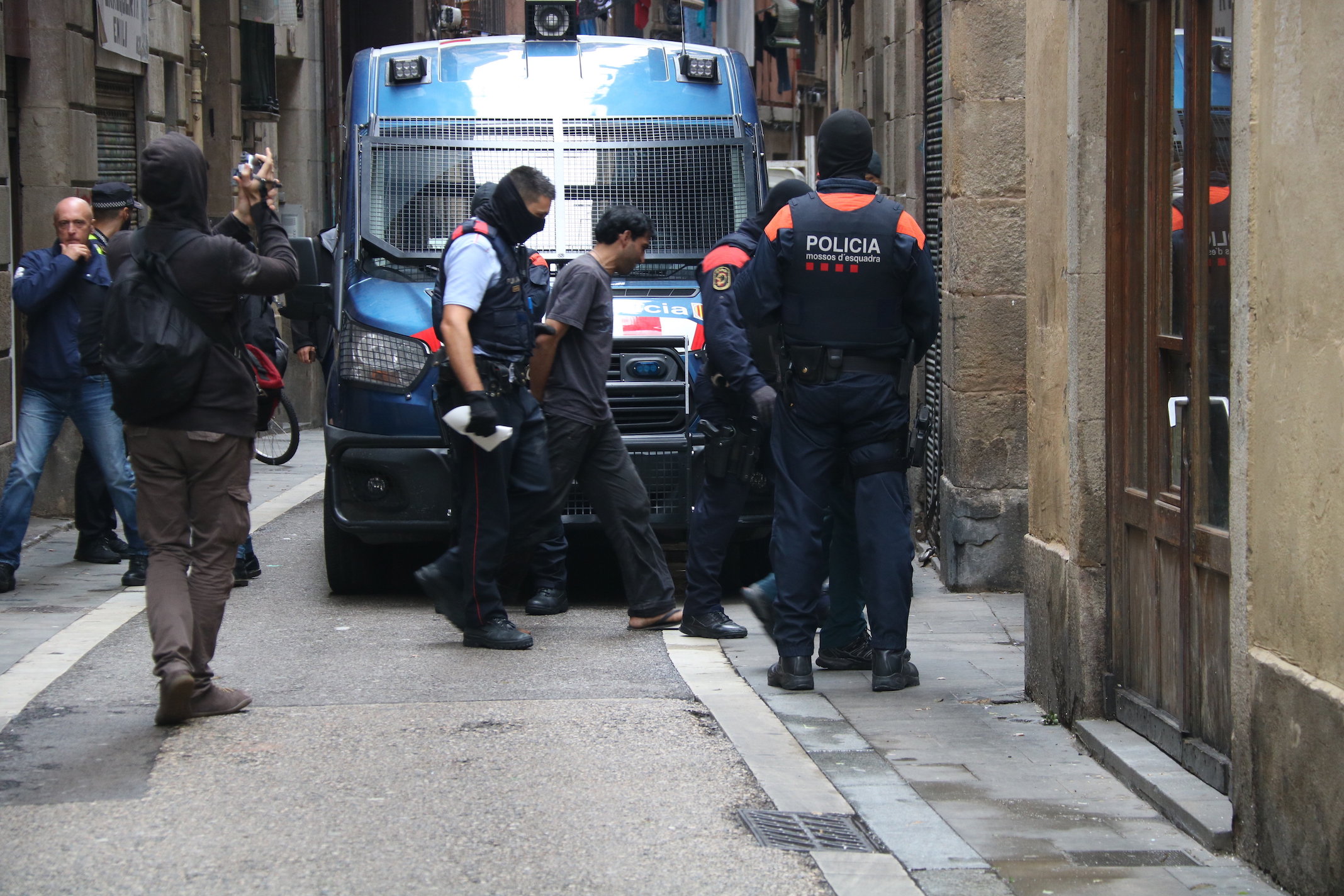 Operació policial contra narcopisos al Raval de Barcelona.