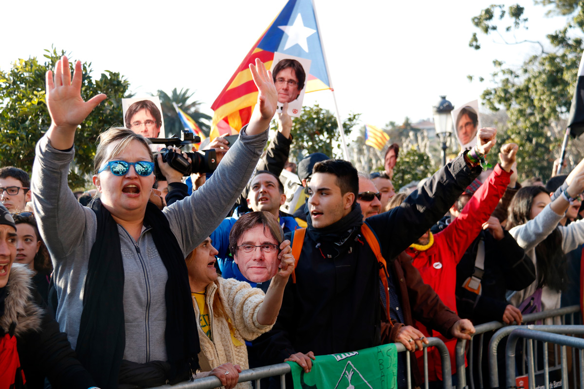 Manifestantes a las puertas del Parlament