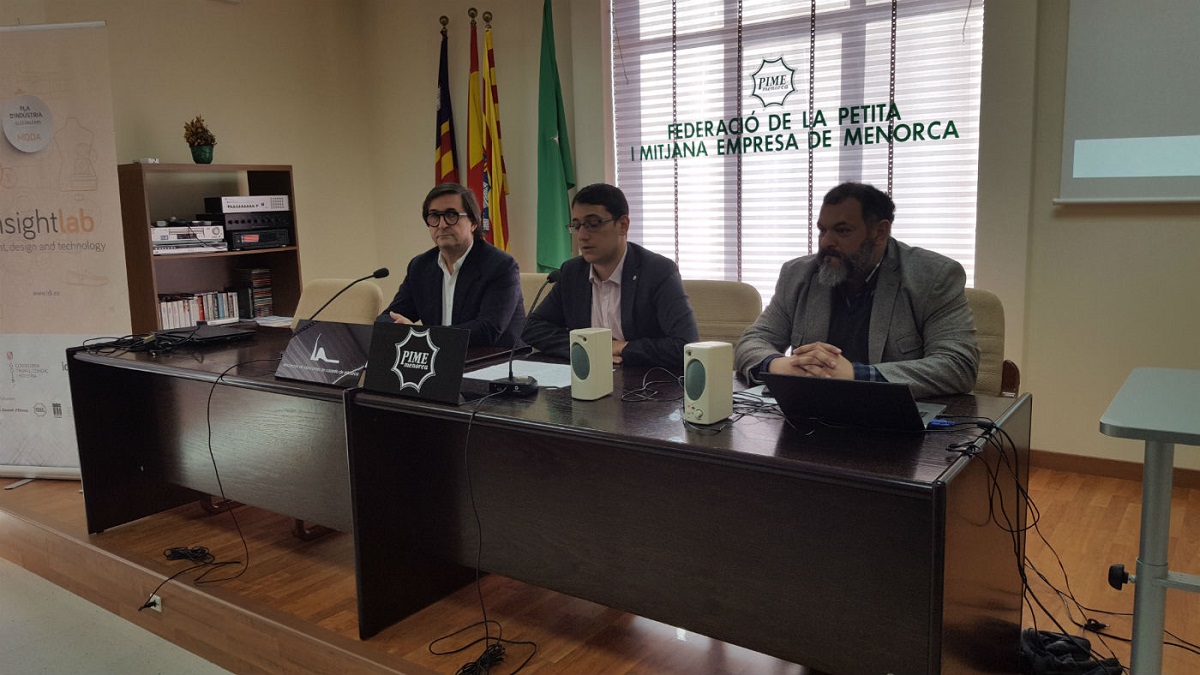 El director general de Política Industrial, Manel Porras, vicepresidente de PIME Menorca y presidente de la Asociación de Fabricantes de Calzado de Menorca, Juan Carlos Fernández. El director general de Política Industrial, Manel Porras, vicepresidente de PIME Menorca y presidente de la Asociación de Fabricantes de Calzado de Menorca, Juan Carlos Fernández.