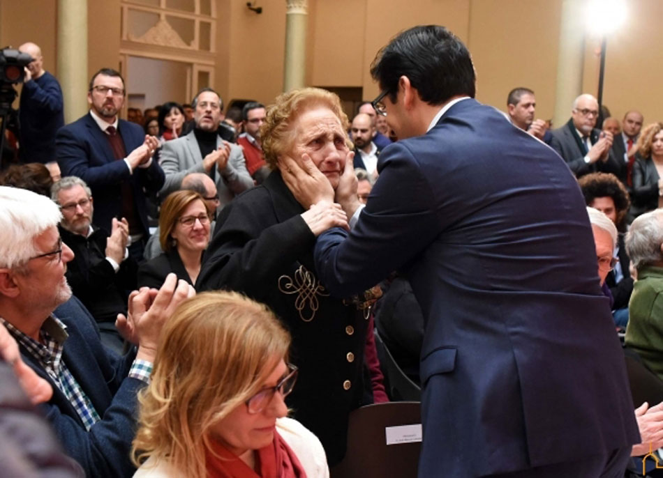 El presidente de la Diputación de Ciudad Real, José Manuel Caballero, con una de las asistentes al acto