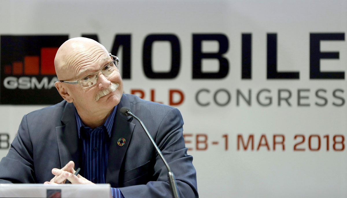 El consejero delegado de la asociación de operadores móviles GSMA, John Hoffman, durante la presentación en rueda de prensa del Mobile World Congress 2018.