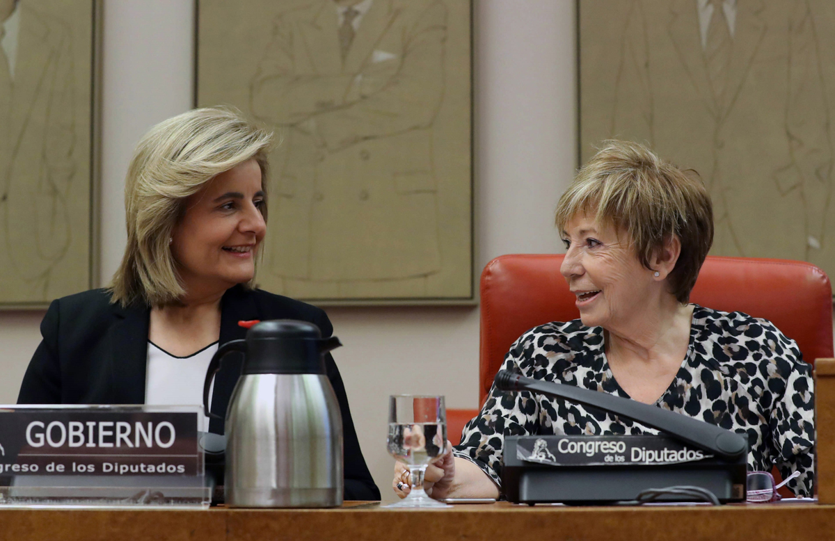 La ministra de Empleo y Seguridad Social, Fátima Báñez, con Celia Villalobos en una comparecencia en la comisión del Pacto de Toledo