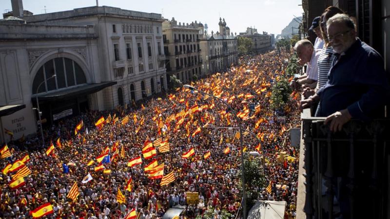 Asistentes escuchan los discursos finales en la manifestación convocada por Societat Civil Catalana hoy en Barcelona en defensa de la unidad de España bajo el lema "¡Basta! Recuperemos la sensatez" y en la que se han participado miles de personas.
