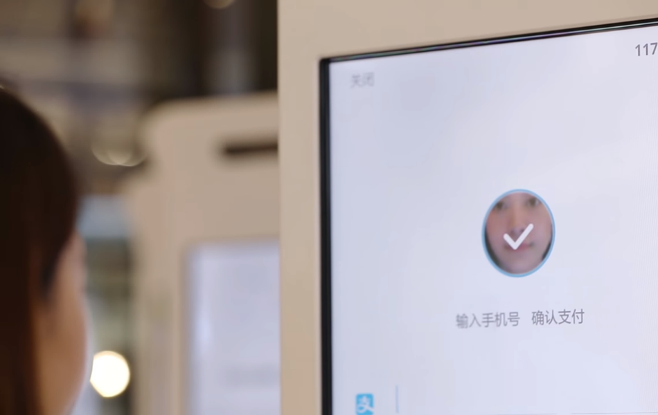 El gigante del comercio electrónico Alibaba ha implantado un sistema para pagar en un restaurante a través del reconocimiento facial.