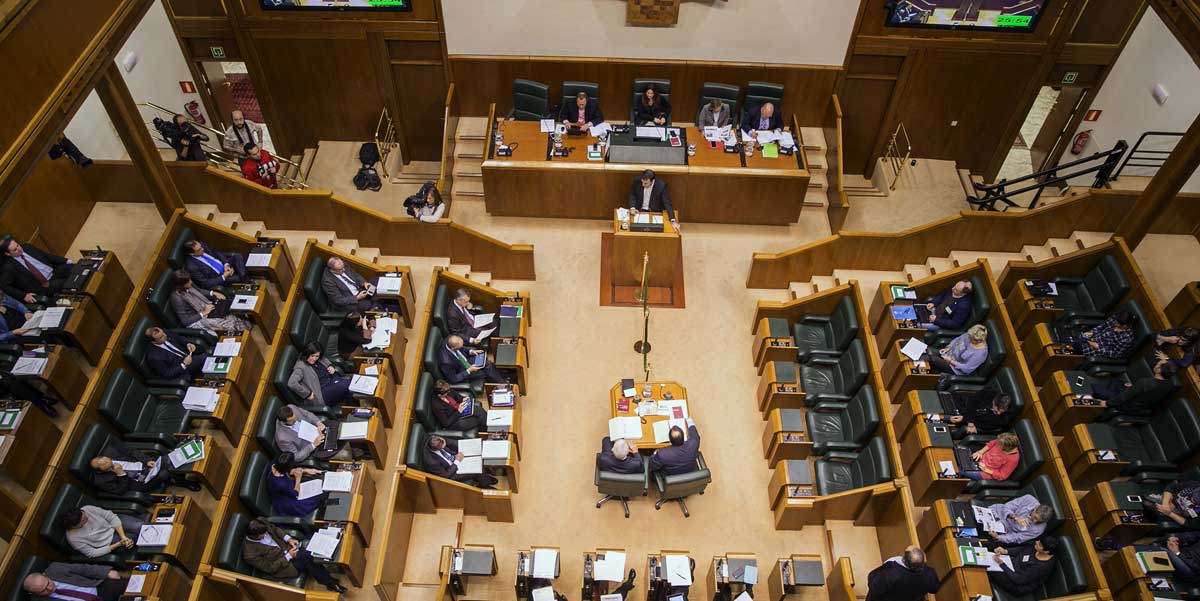 Vista de un pleno en el Parlamento Vasco. EFE/Archivo